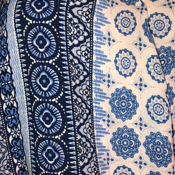 Versatile patterned sleeveless blouse. - Picture 2 of 6